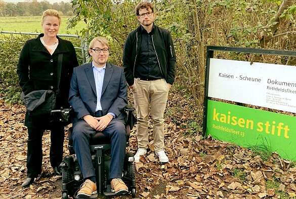 Arne Frankenstein mit Stefanie Petersen und Kai Baumann vor dem Schild des Kaisenstifts