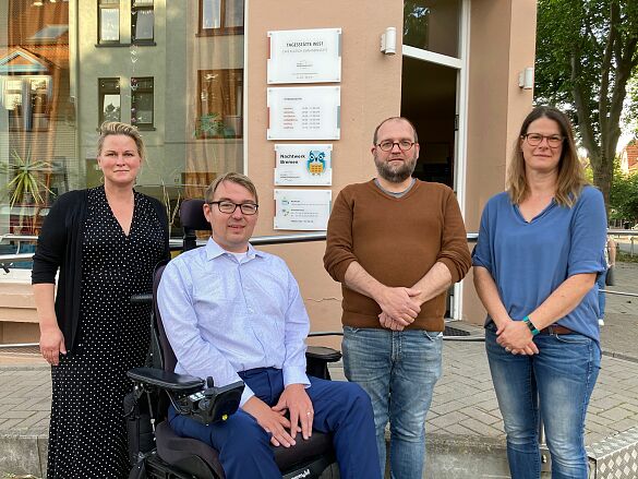 Arne Frankenstein, Stefanie Petersen, Herr Schäfer-Hockmann (Leitung Nachtwerk) und Frau Segers (Öffentlichkeitsarbeit)  vor der Tür ds Nachtwerks in Walle