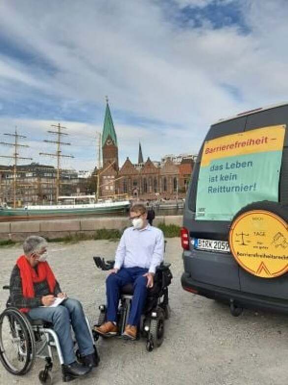 Dr. Sigrid Arnade im Gespräch mit Arne Frankenstein am Mehr Barrierefreiheit Wagen 