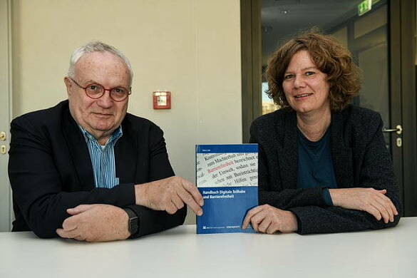 Henning Lührn und Ulrike Peter präsentieren das Handbuch Digitale Teilhabe und Barrierefreiheit