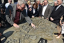 Joachim Steinbrück testet das Bronzemodell der Altstadt Bremens