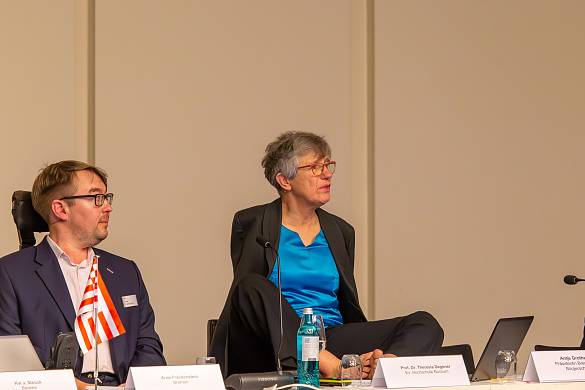 Frau Prof. Dr. Degener und Arne Frankenstein am Konferenztisch