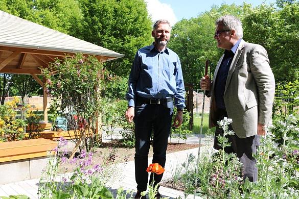 Friedehorst-Vorsteher Pastor Schmidt und Dr. Steinbrück im Gespräch