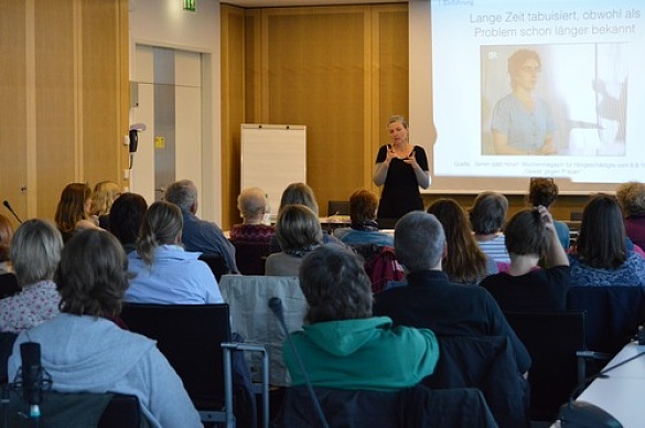 Vortrag Sabine Fries - Foto: Hand zu Hand e.V.