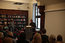 Joachim Steinbrück während seines Grußworts in der Stadtbibliothek am Rednerpult.