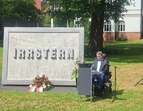 Arne Frankenstein liest seine Rede vor dem Irrstern-Denkmal-Stein im Park