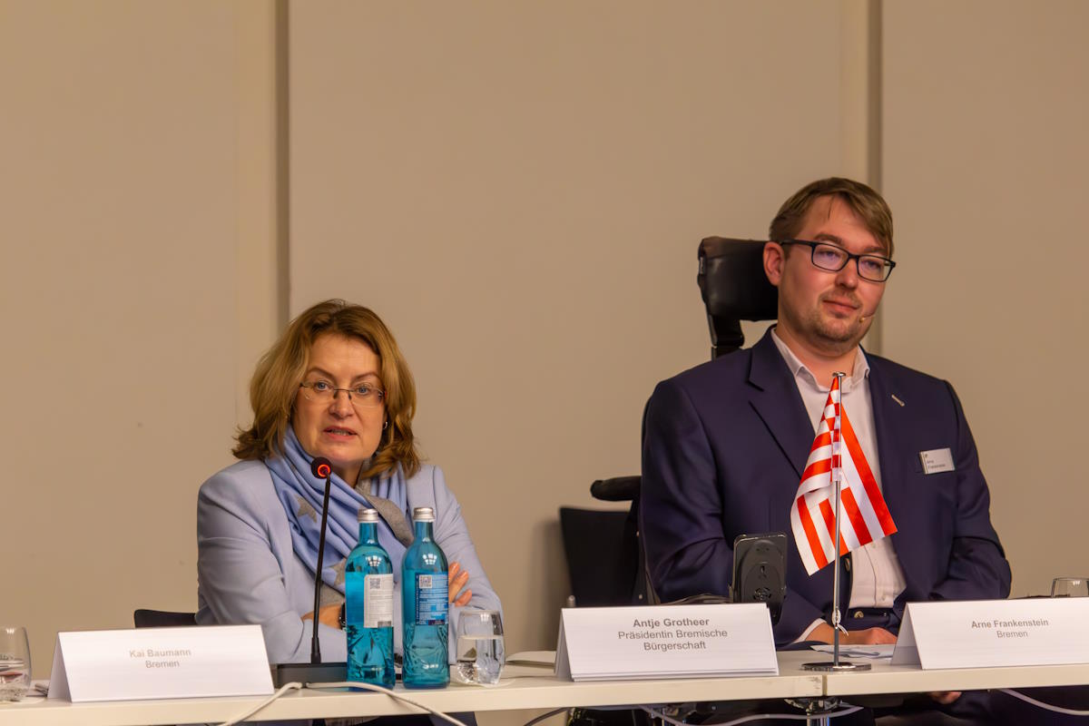 Antje Grotheer und Arne Frankenstein am Konferenztisch